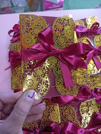 Луксозна покана с изрязани елементи и сатенена панделка